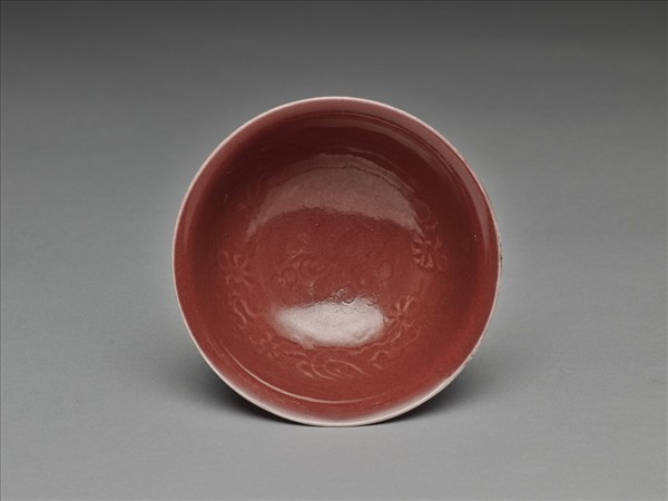 紅釉暗花龍紋碗