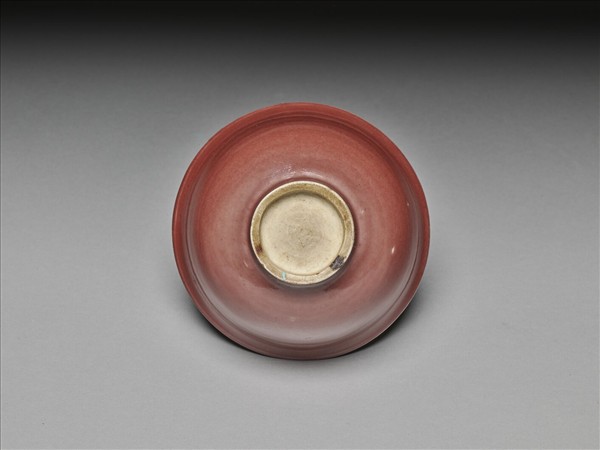 紅釉暗花龍紋碗