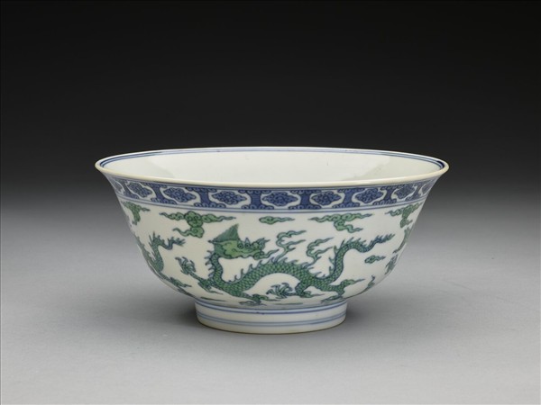 青花綠彩雲龍紋碗