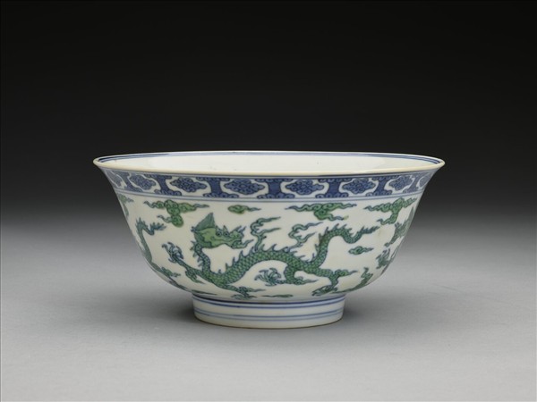 青花綠彩雲龍紋碗