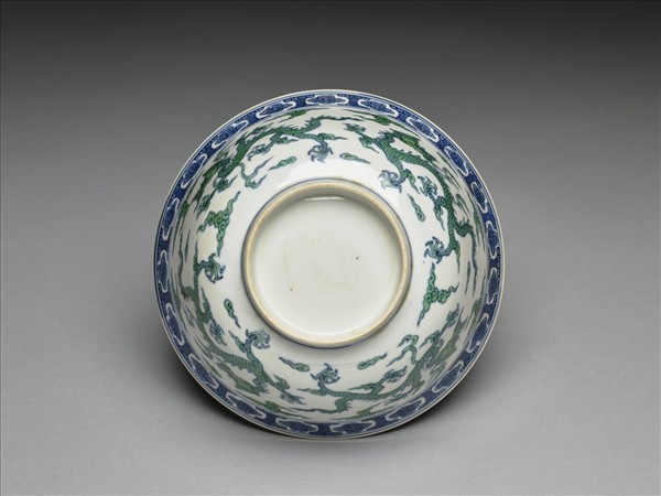 青花綠彩雲龍紋碗