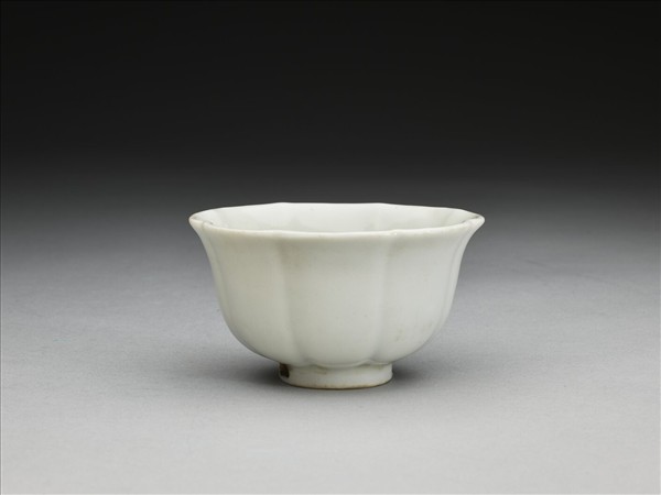 甜白釉牡丹花式杯