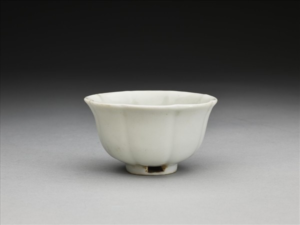 甜白釉牡丹花式杯