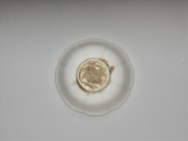 甜白釉牡丹花式杯