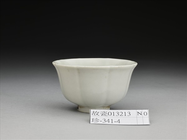 甜白釉牡丹花式杯