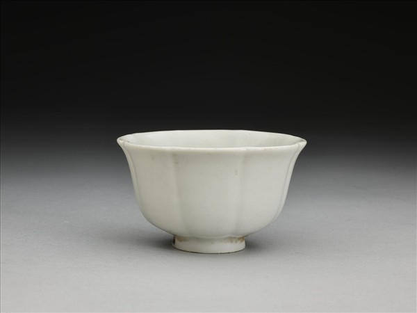 甜白釉牡丹花式杯