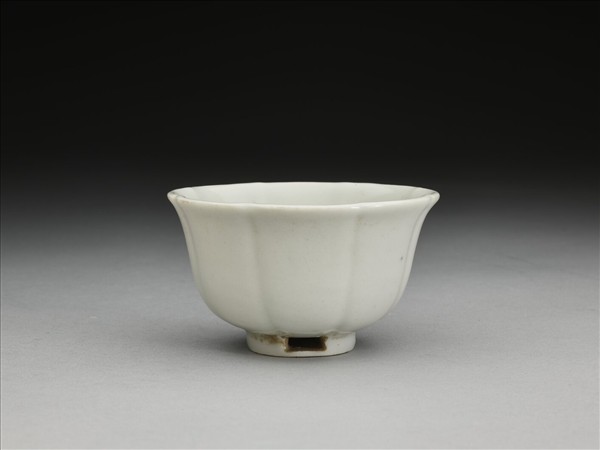 甜白釉牡丹花式杯