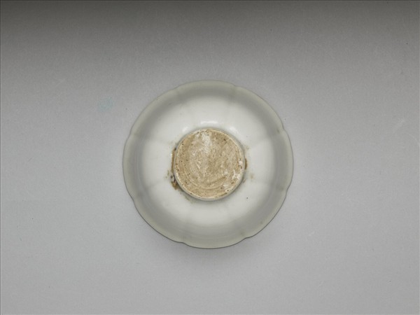 甜白釉牡丹花式杯