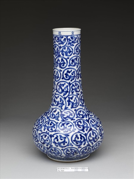 青花卷葉紋長頸瓶