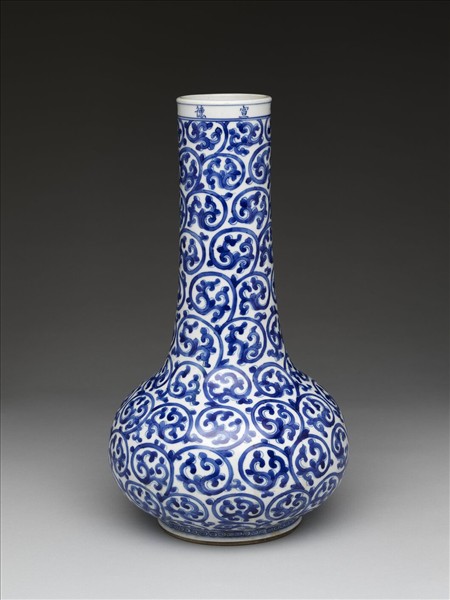 青花卷葉紋長頸瓶