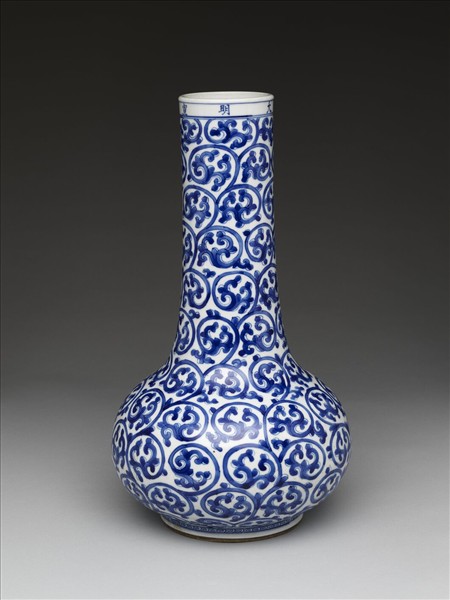 青花卷葉紋長頸瓶