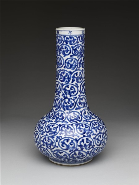 青花卷葉紋長頸瓶