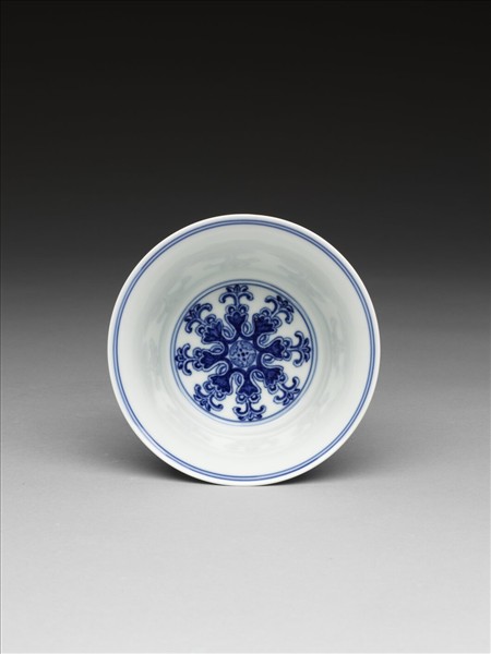 青花番蓮梵文高足杯