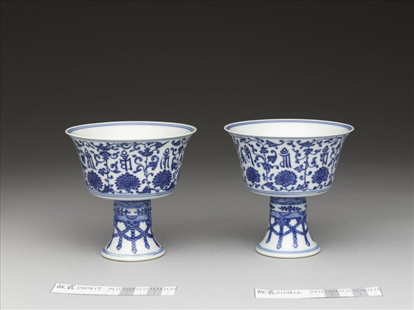 青花番蓮梵文高足杯