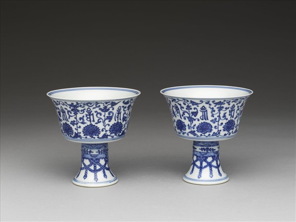 青花番蓮梵文高足杯