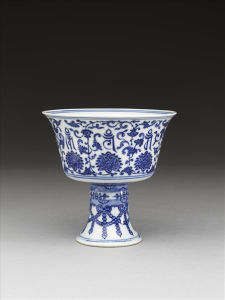 青花番蓮梵文高足杯