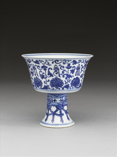 青花番蓮梵文高足杯