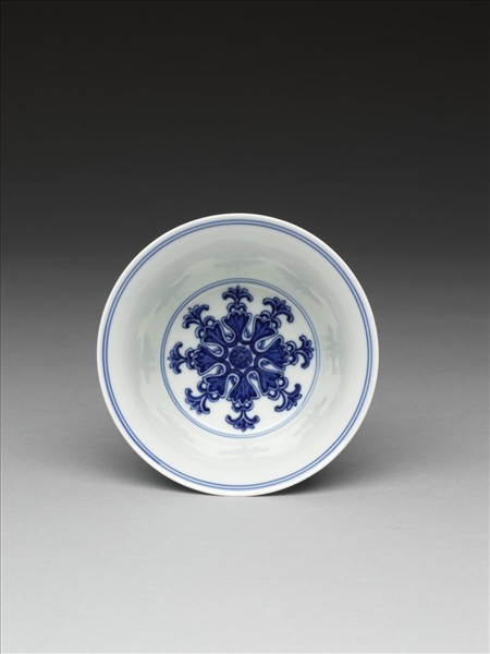 青花番蓮梵文高足杯