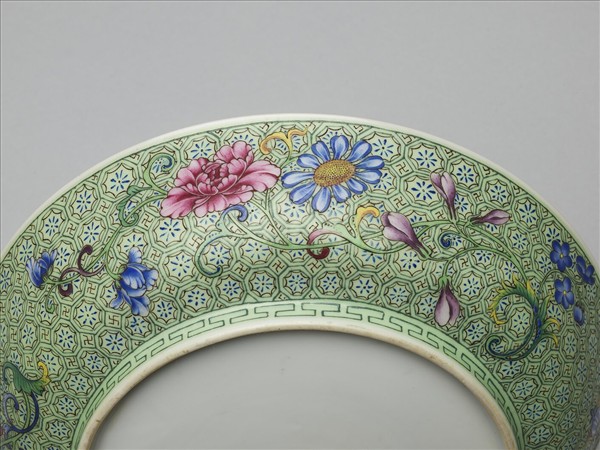 琺瑯彩綠錦地梅竹盤