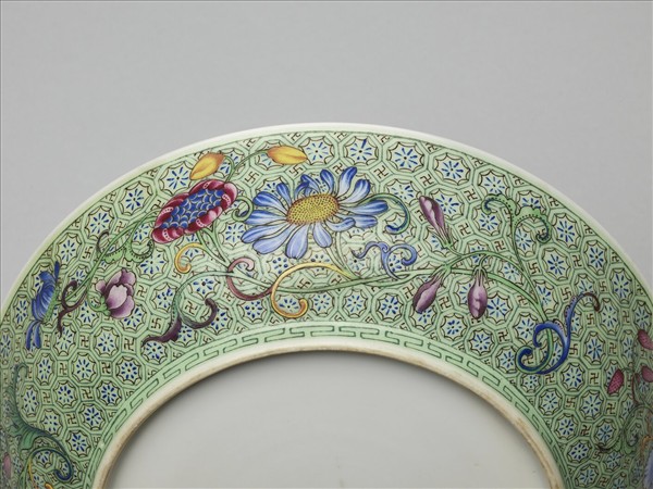 琺瑯彩綠錦地梅竹盤