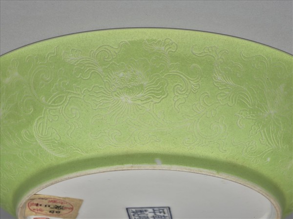 琺瑯彩綠地剔花花竹盤