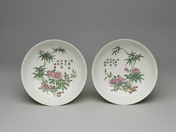 琺瑯彩綠地剔花花竹盤