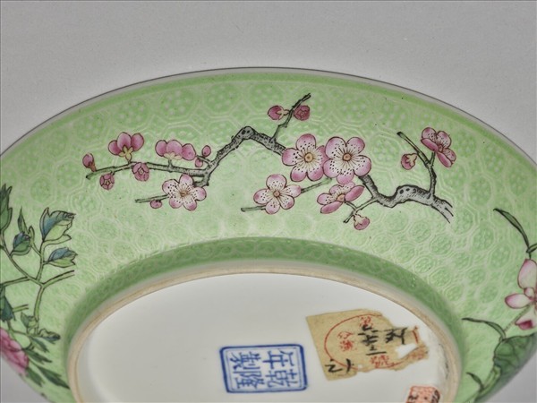 琺瑯彩綠地剔花四季花卉碟
