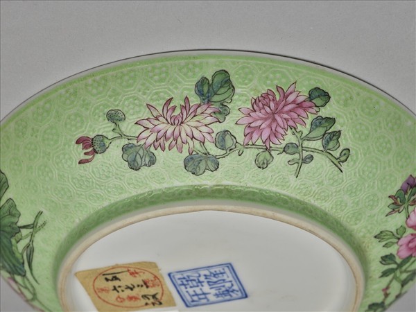 琺瑯彩綠地剔花四季花卉碟