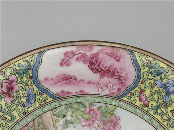 琺瑯彩錦地開光紅山水花鳥碟