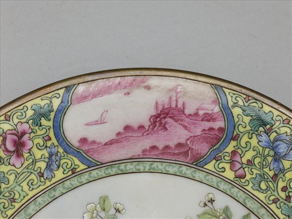 琺瑯彩錦地開光紅山水花鳥碟