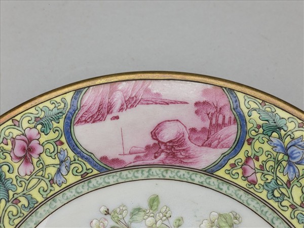 琺瑯彩錦地開光紅山水花鳥碟