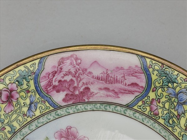 琺瑯彩錦地開光紅山水花鳥碟