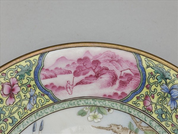 琺瑯彩錦地開光紅山水花鳥碟