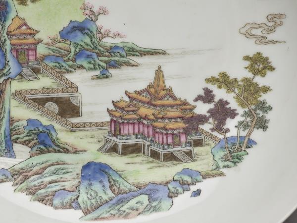 琺瑯彩紅地山水樓閣盤
