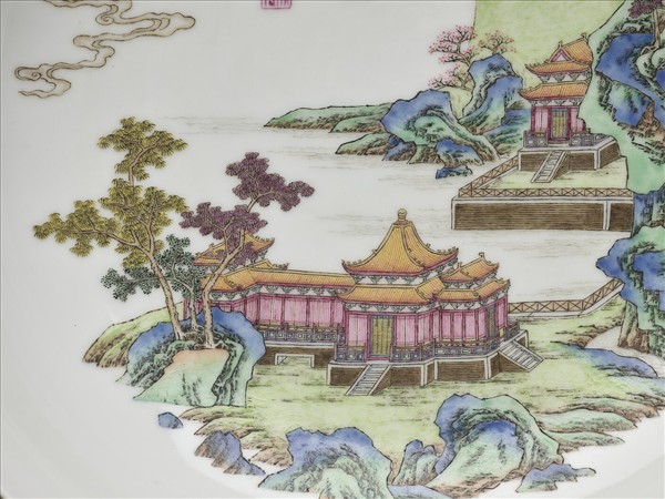 琺瑯彩紅地山水樓閣盤