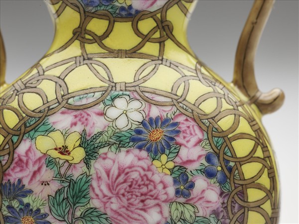 琺瑯彩開光花卉雙耳葫蘆瓶