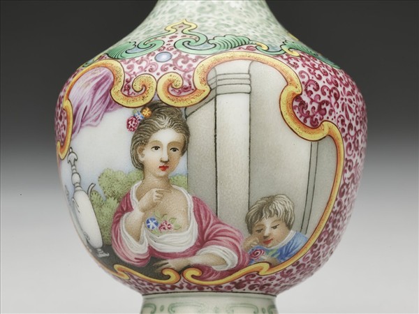 琺瑯彩錦地開光西洋人物雙耳瓶