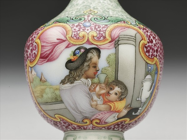 琺瑯彩錦地開光西洋人物雙耳瓶