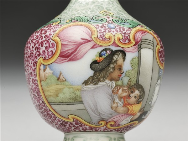 琺瑯彩錦地開光西洋人物雙耳瓶