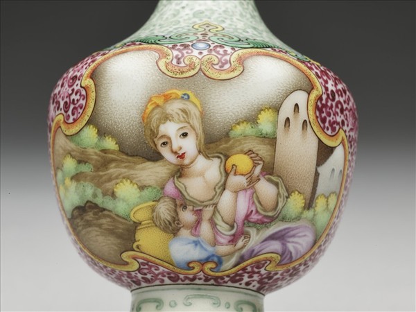 琺瑯彩錦地開光西洋人物雙耳瓶