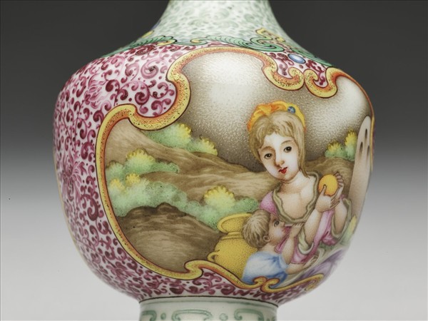 琺瑯彩錦地開光西洋人物雙耳瓶