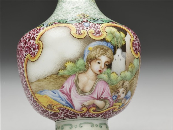 琺瑯彩錦地開光西洋人物雙耳瓶