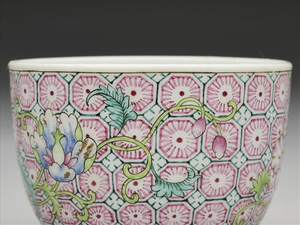 琺瑯彩錦地花卉紋酒鍾