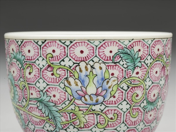 琺瑯彩錦地花卉紋酒鍾