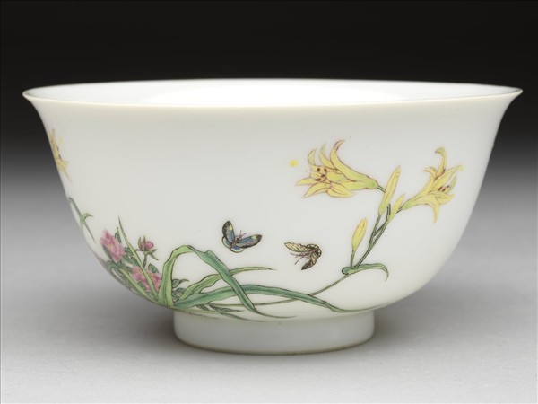 琺瑯彩花蝶碗
