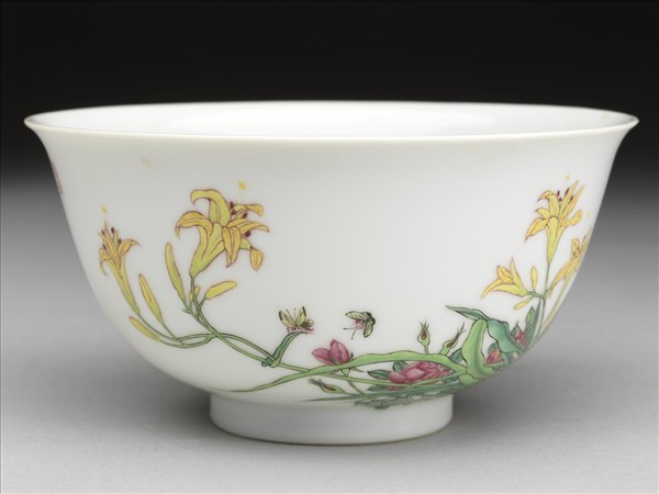 琺瑯彩花蝶碗