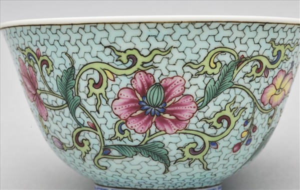琺瑯彩粉綠錦地花卉紋酒鍾