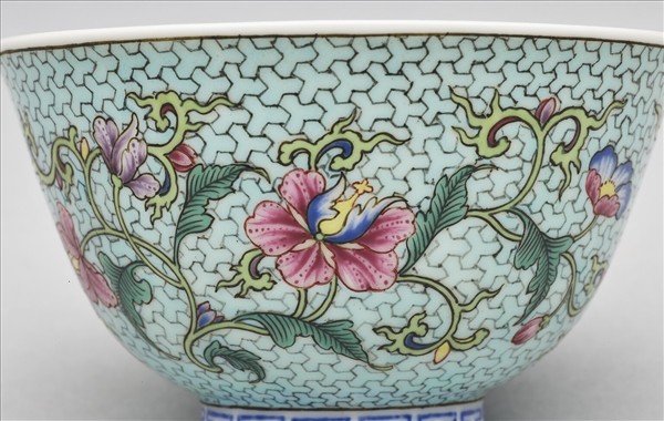 琺瑯彩粉綠錦地花卉紋酒鍾