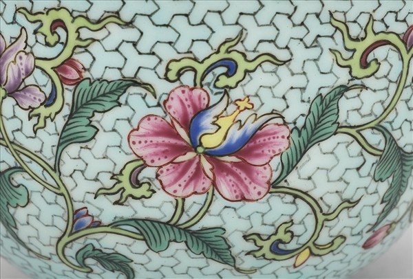 琺瑯彩粉綠錦地花卉紋酒鍾