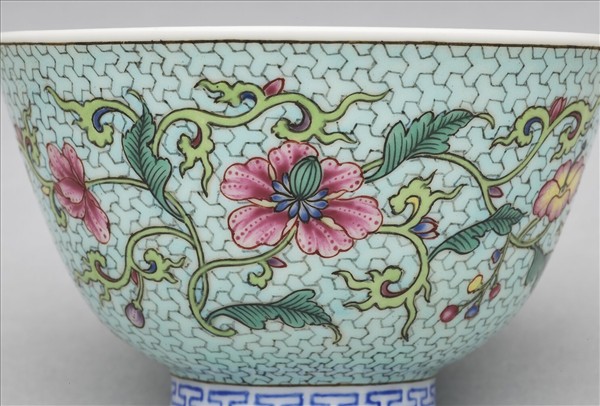 琺瑯彩粉綠錦地花卉紋酒鍾